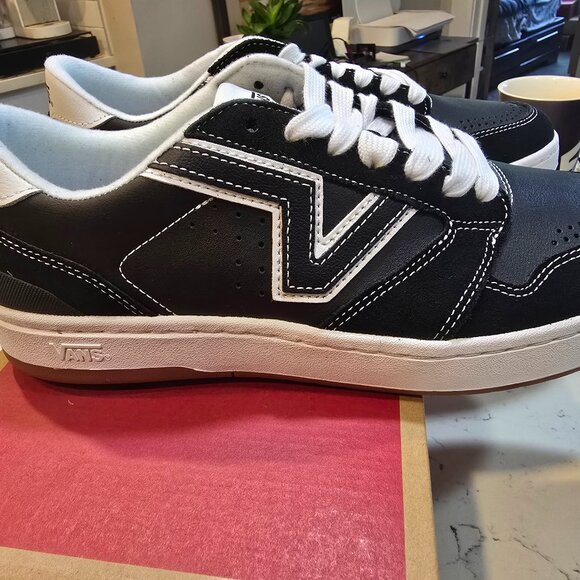 Vans Lowland 2.0 Black/White VN000D6RBZW Skateboard Everyday Sneakers MENS SZ 10 - Picture 1 of 11